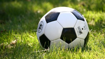 En fotboll ligger i gräset