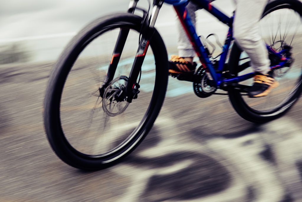 Någon cyklar snabbt på en mountainbike.