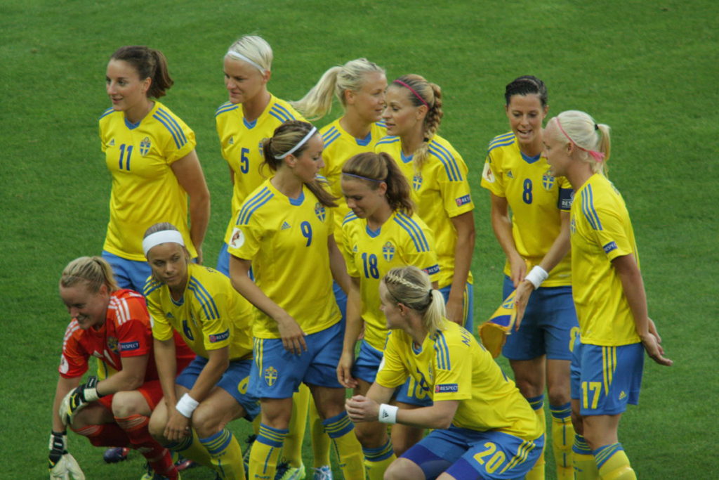 Svenska damlandslaget ihop på fotbollsplanen.