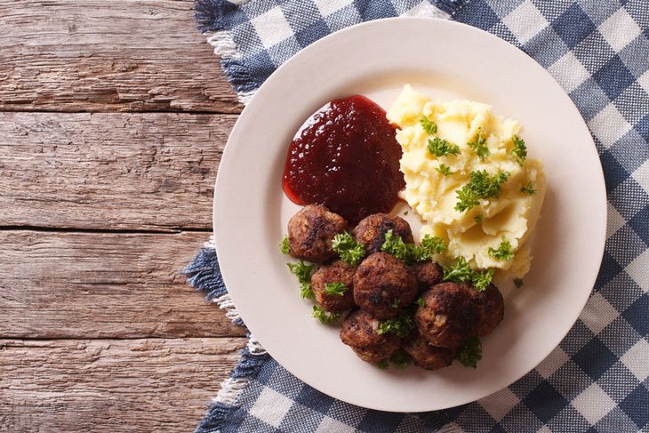 Köttbullar lingon och potatismos