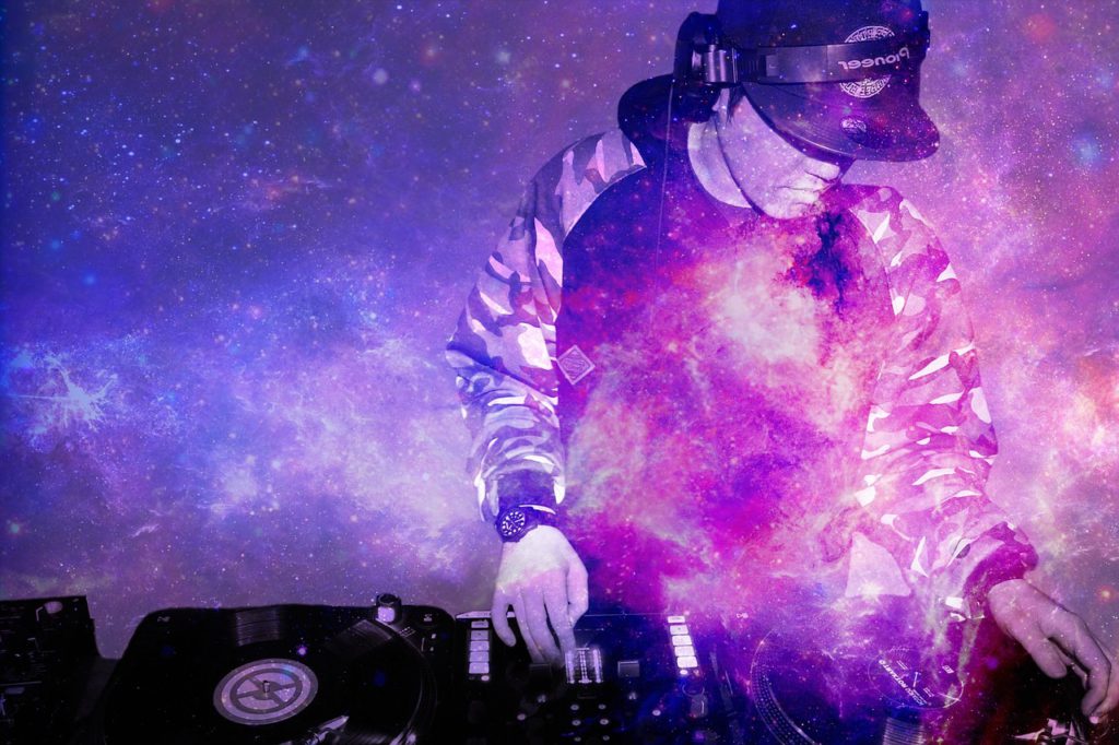 En DJ som spelar hiphop-musik.