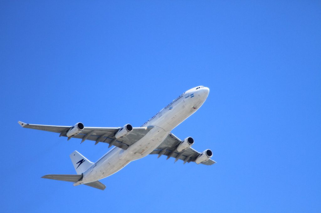 Ett flygplan som håller på att lyfta.
