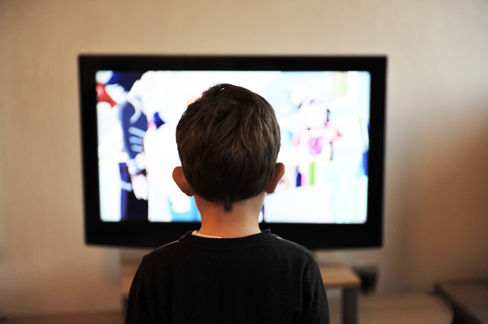 Ett barn ser på TV