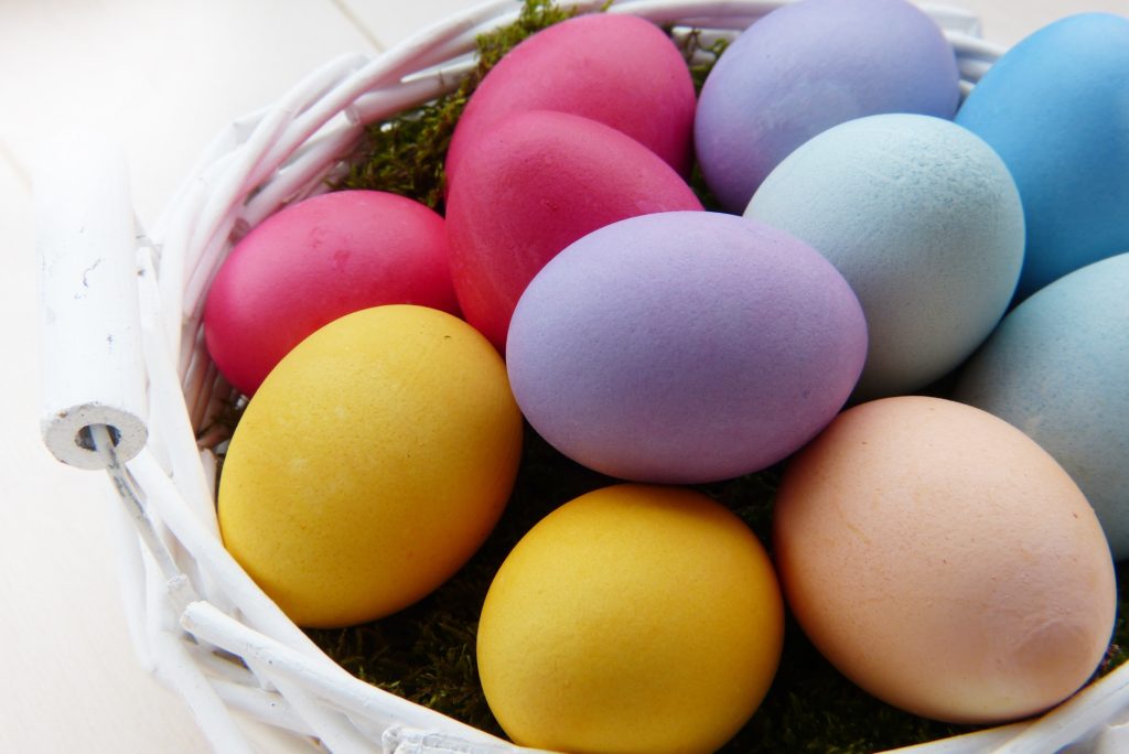 En korg med färgglada ägg