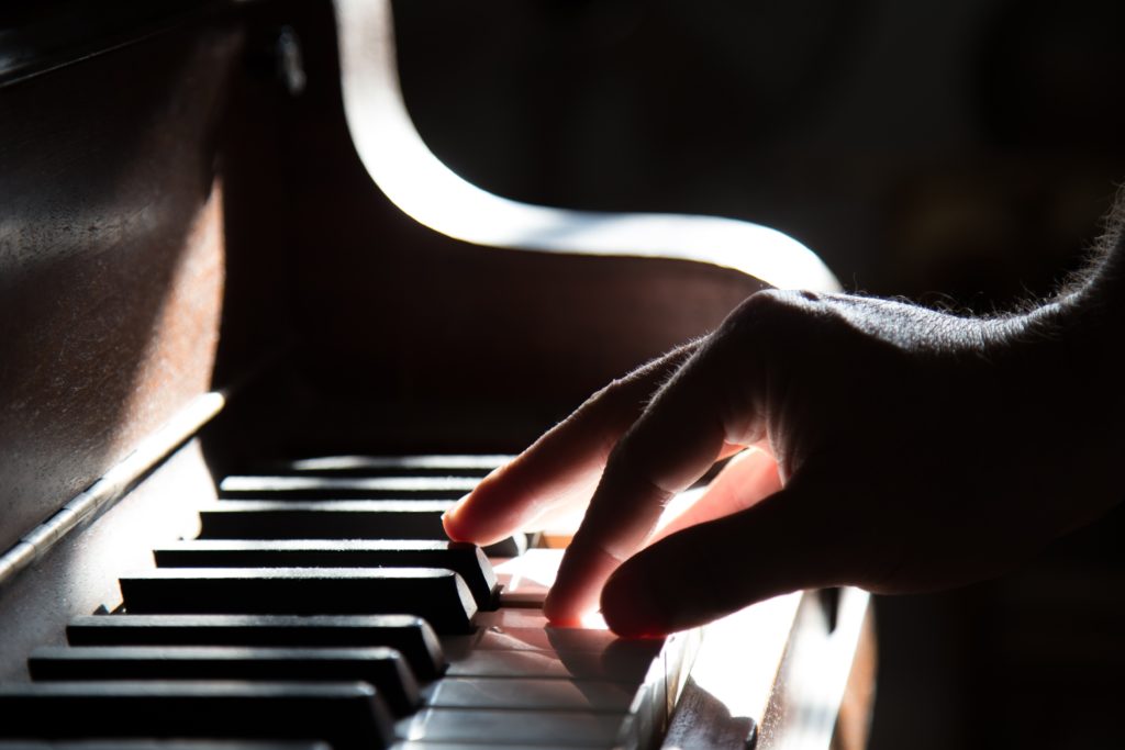 Någon som spelar på ett piano.