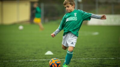 Barn som spelar fotboll